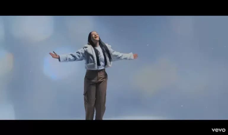 Brenda Danese apresenta single e clipe de “Soprou”