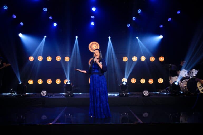 Gislaine Lima canta “É Preciso Acreditar”, uma canção de encorajamento e fé