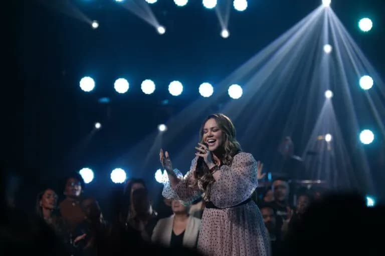 Sarah Farias surpreende fãs ao gravar projeto ao vivo com coral e convidados especiais