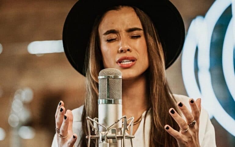 A cantora Isadora Pompeo lança uma versão em português da música “Counting My Blessings”, de Seph Schlueter.