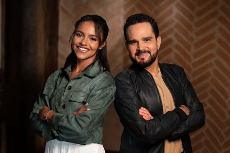 Júlia Vitória, em um emocionante feat com Luciano Camargo, regrava clássico