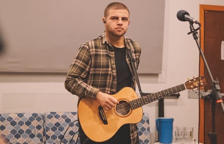 Wesley Marques na comovente interpretação de “Vestes de Louvor”