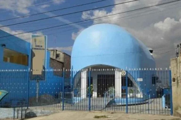 Pastor constrói igreja em forma de baleia após sonho com revelação divina