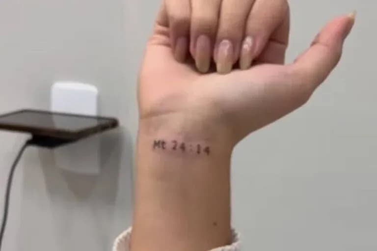 Igreja em SC promove tatuagem de versículo bíblico e reacende debate entre evangélicos