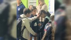 Pai se emociona ao ver crianças orando por sua filha na escola: “A fé delas tem poder”