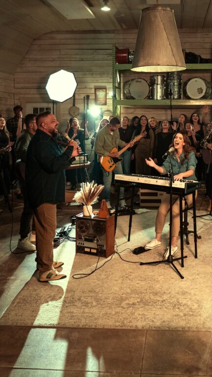 Em dueto inédito com Fernandinho, Rachel Novaes estreia projeto gravado nos EUA