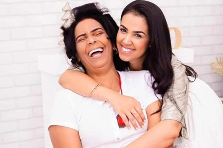 Ex-espírita e hoje diaconisa: Mãe de Camila Barros conta como a fé mudou sua vida