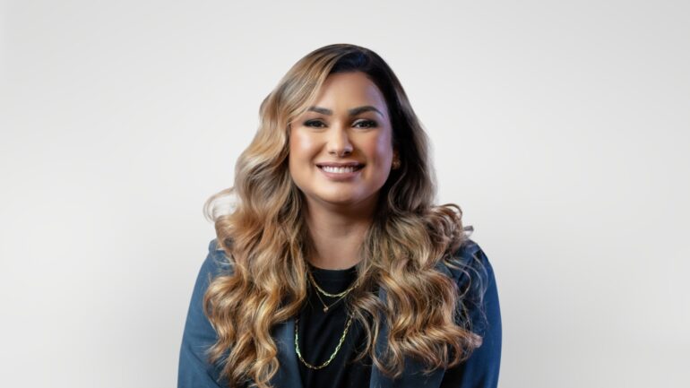 Bruna Olly transforma gravação de “Deus Proverá” em grande culto de adoração