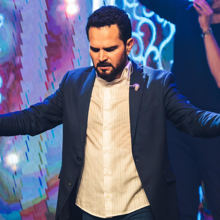 “‘Vitorioso És’ explode nas redes e impulsiona Luciano Camargo ao topo dos rankings musicais”