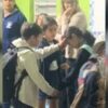 Pai se emociona ao ver crianças orando por sua filha na escola: “A fé delas tem poder”